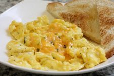 make the best cheesy eggs